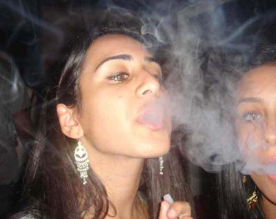 Women Are Smoking In Bangladesh, বাংলাদেশ প্রথম নারী ধূমপানকারী দেশের মধ্যে